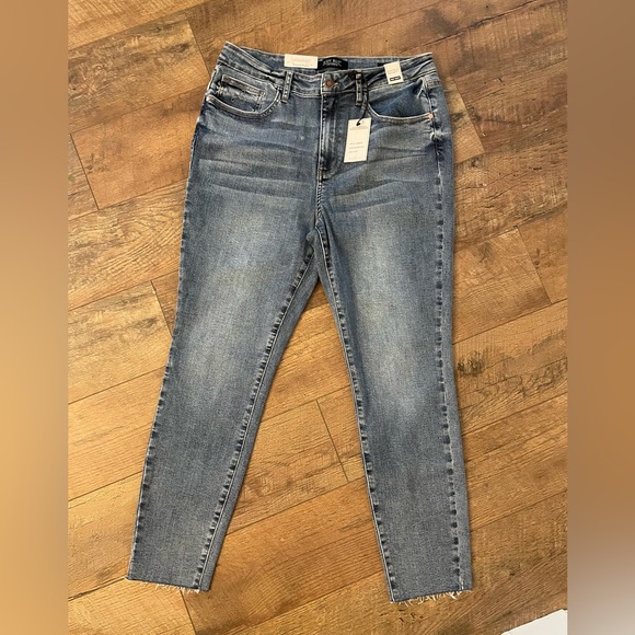 NWT! Judy Blue High Waist Relaxed Fit Skinny Jean. Size 15/32. - Picture 4 of 14